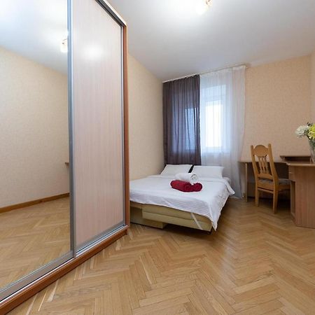 Spacious Apartments In The Center Of Obolon 2 Bedrooms Kiev Bagian luar foto