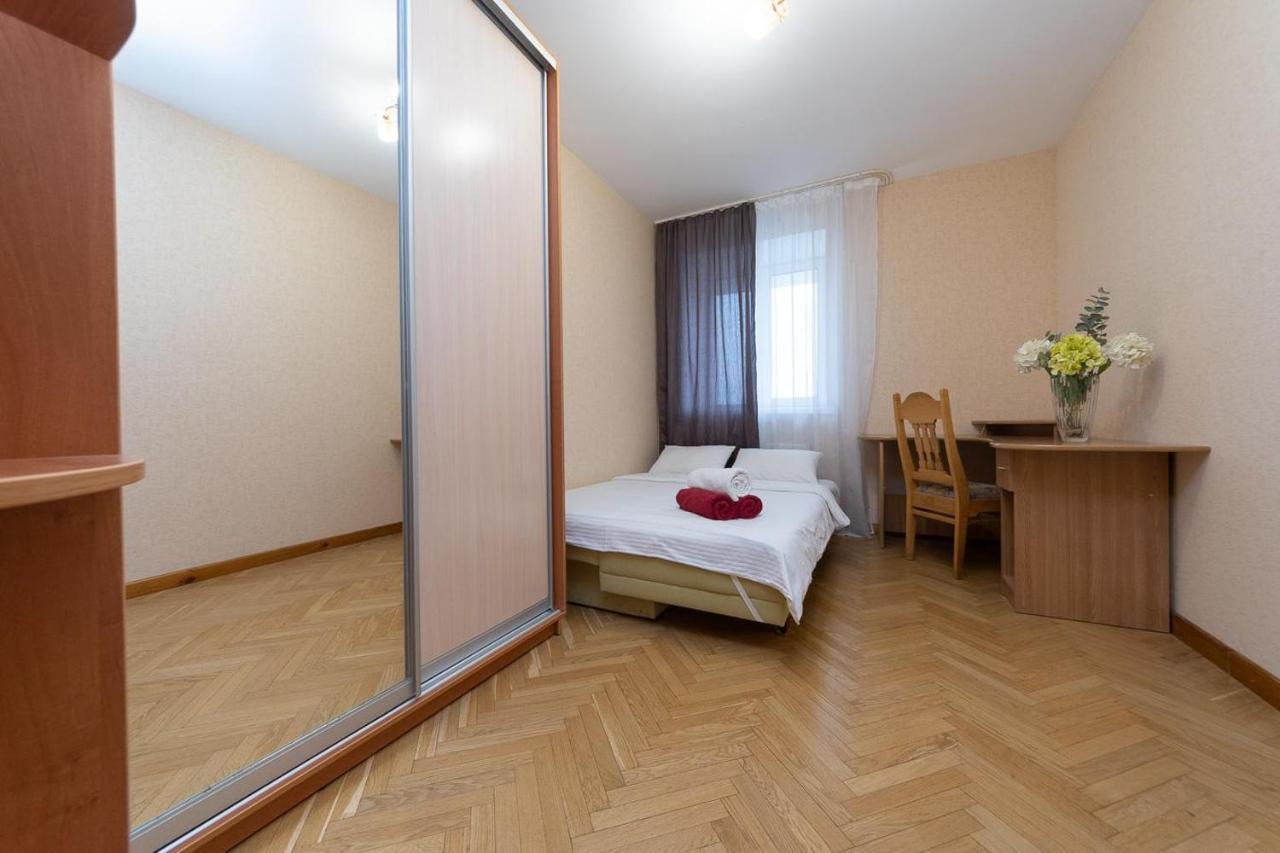 Spacious Apartments In The Center Of Obolon 2 Bedrooms Kiev Bagian luar foto