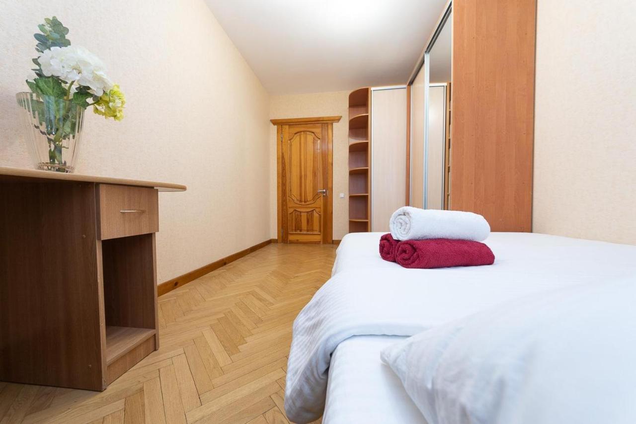 Spacious Apartments In The Center Of Obolon 2 Bedrooms Kiev Bagian luar foto