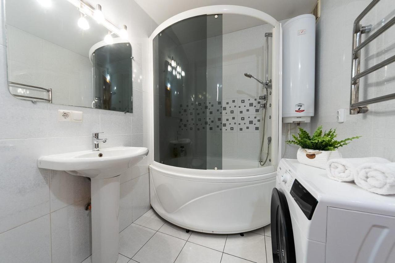 Spacious Apartments In The Center Of Obolon 2 Bedrooms Kiev Bagian luar foto