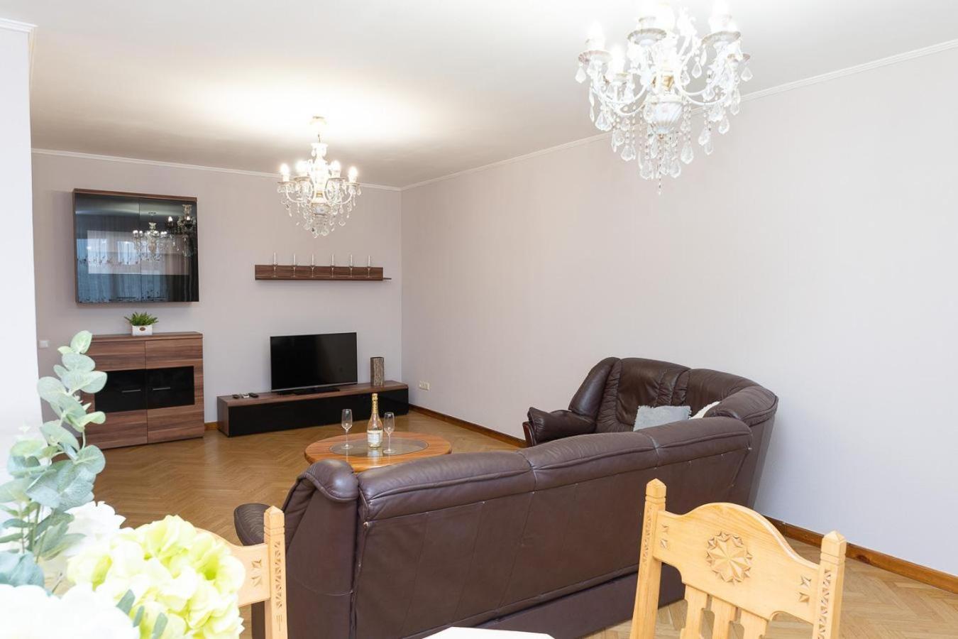 Spacious Apartments In The Center Of Obolon 2 Bedrooms Kiev Bagian luar foto