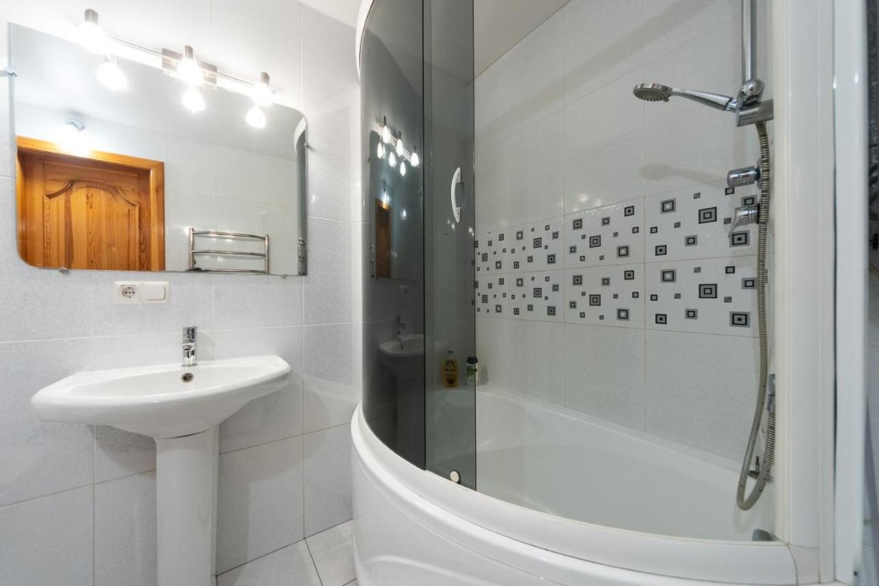 Spacious Apartments In The Center Of Obolon 2 Bedrooms Kiev Bagian luar foto