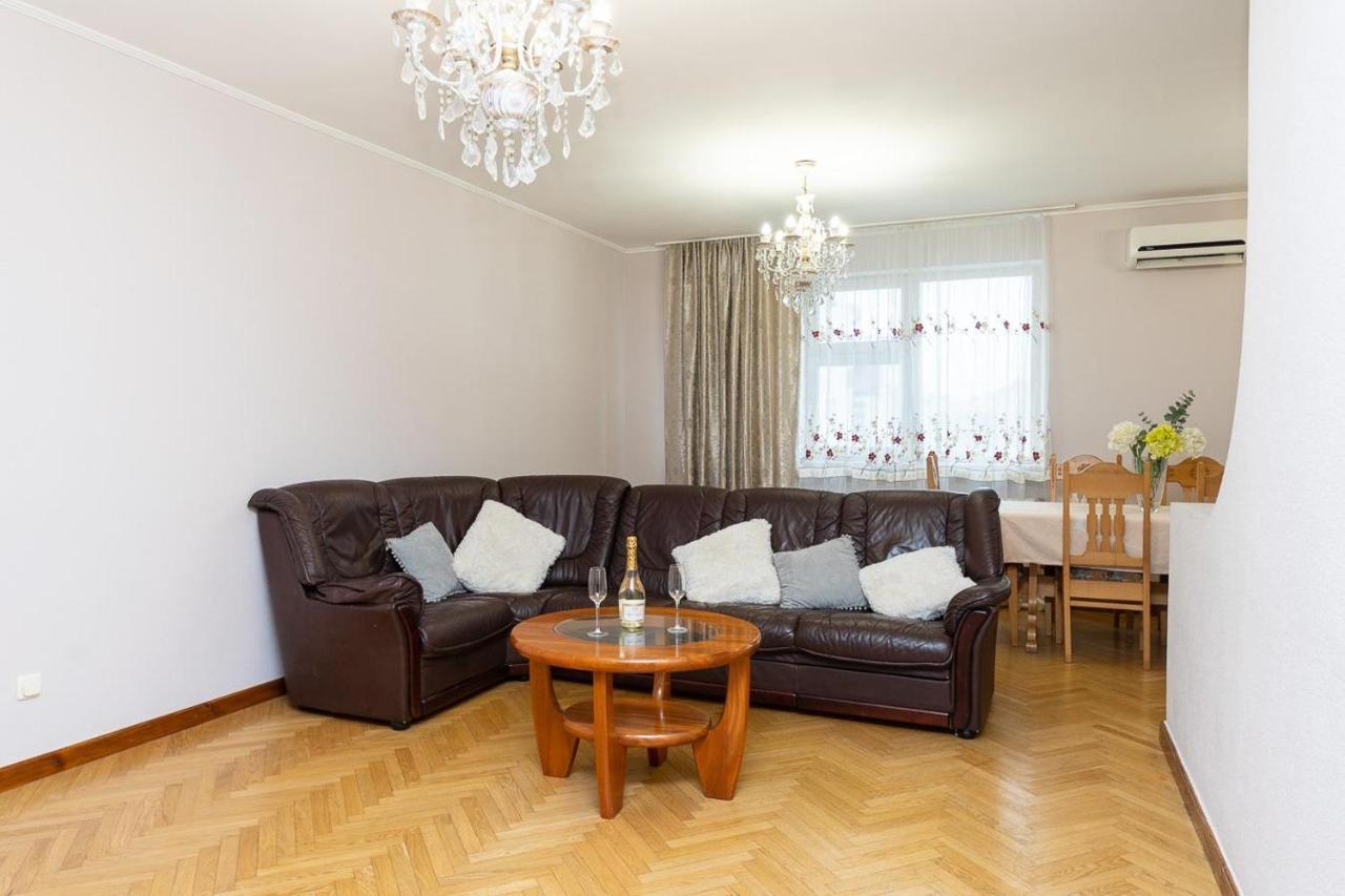 Spacious Apartments In The Center Of Obolon 2 Bedrooms Kiev Bagian luar foto