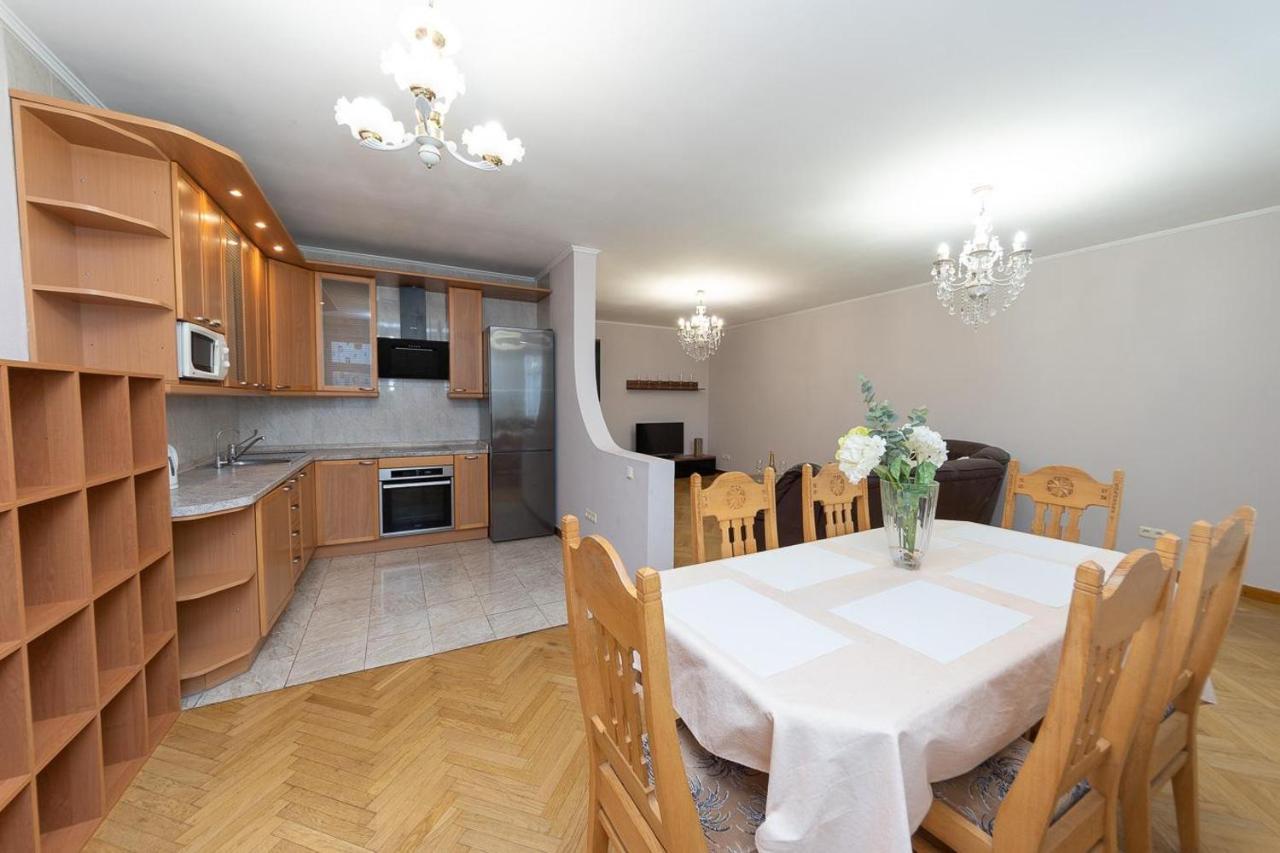 Spacious Apartments In The Center Of Obolon 2 Bedrooms Kiev Bagian luar foto