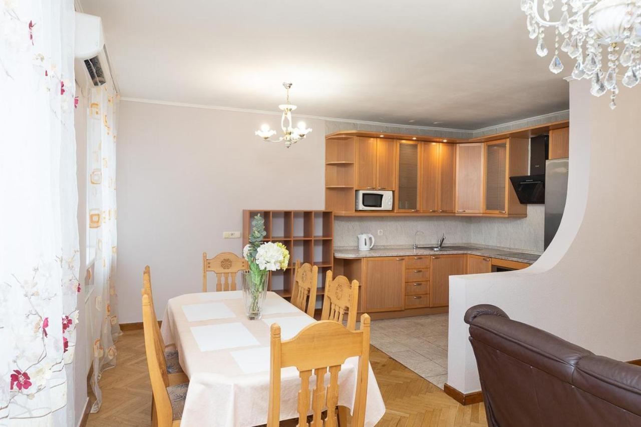 Spacious Apartments In The Center Of Obolon 2 Bedrooms Kiev Bagian luar foto